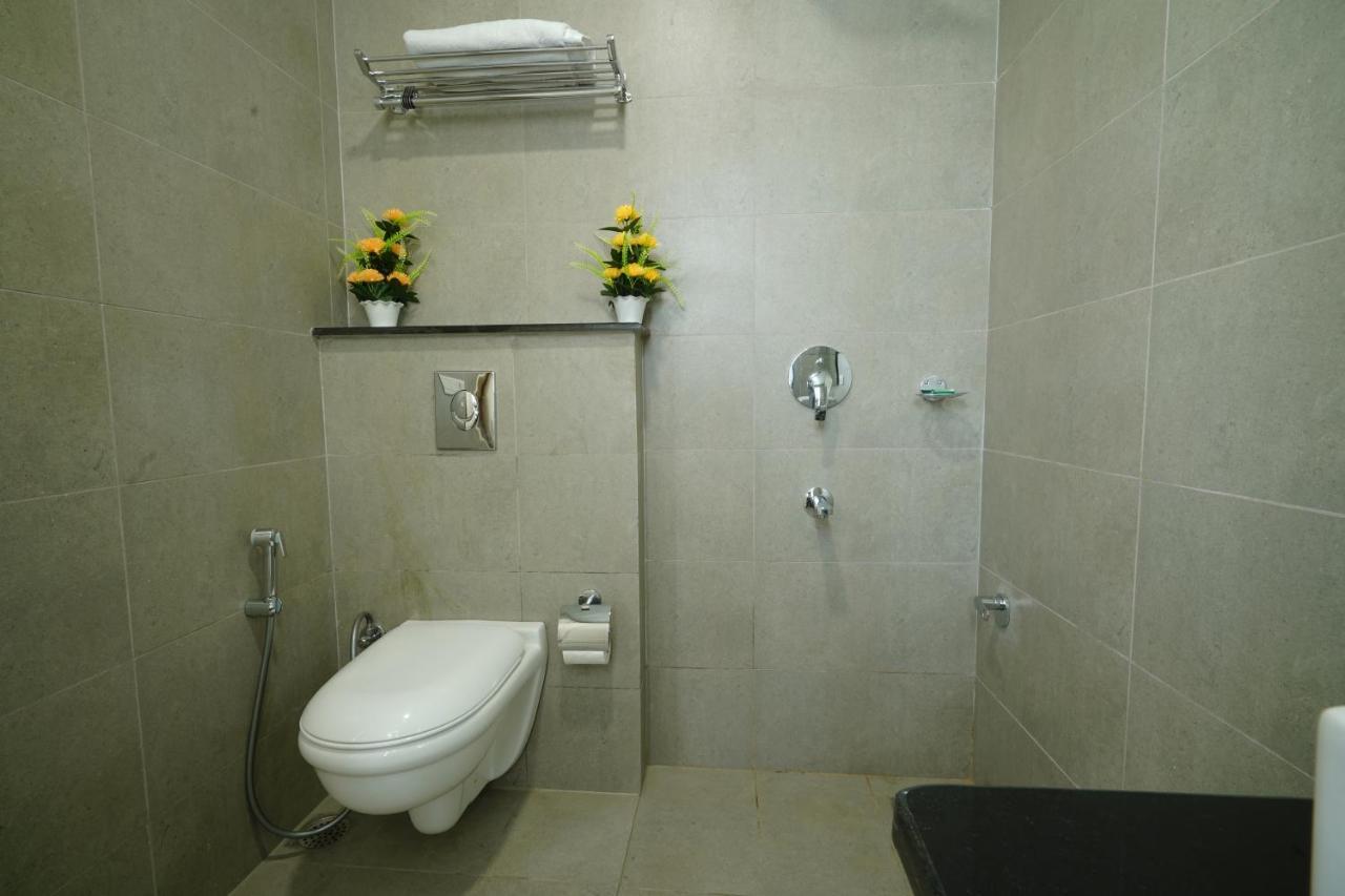 Octave Orchid Vista Hotel Gurgaon Exterior foto