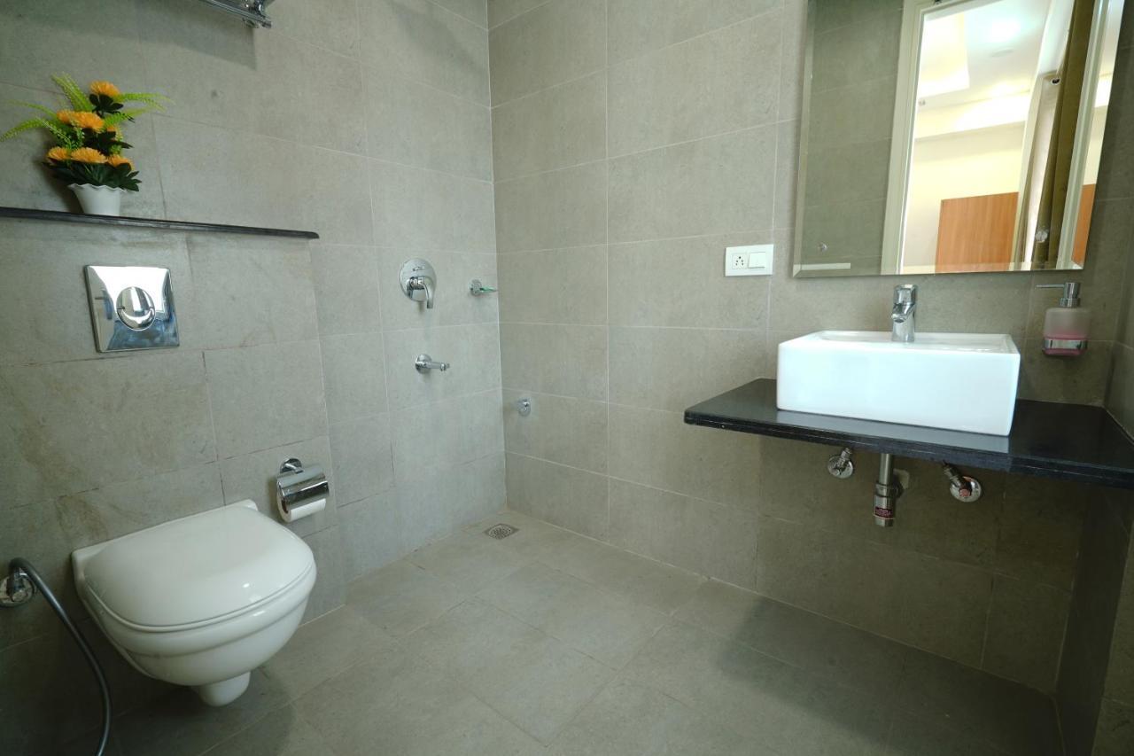 Octave Orchid Vista Hotel Gurgaon Exterior foto