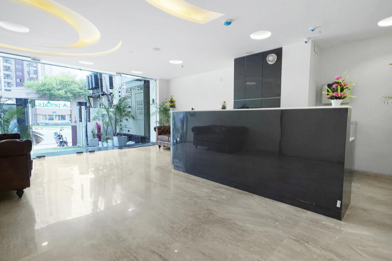 Octave Orchid Vista Hotel Gurgaon Exterior foto
